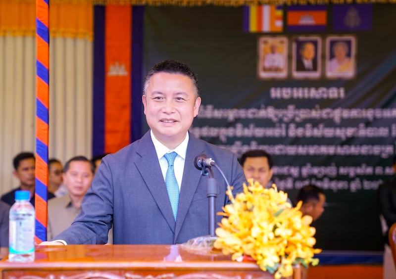 El Élder Benjamin M.Z. Tai, Autoridad General Setenta y presidente del Área Asia de la Iglesia, habla en una ceremonia de donación el 7 de junio de 2025 con líderes del gobierno de Camboya después del reciente trabajo humanitario de la Iglesia con instalaciones educativas y de salud en el distrito de Dambae, Camboya.