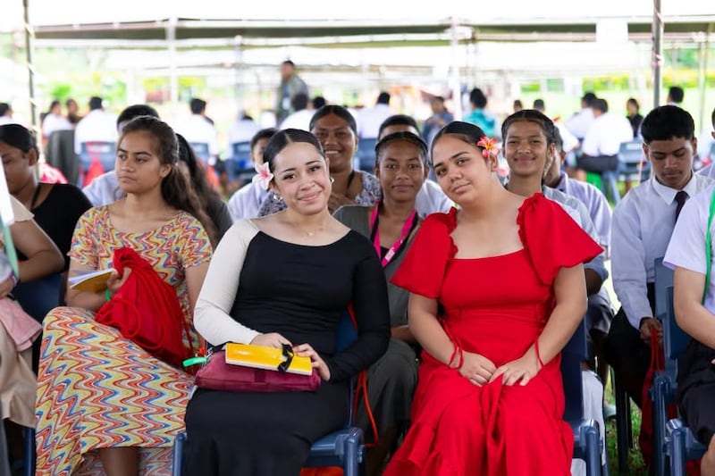 Las mujeres jóvenes y los hombres jóvenes asisten a una conferencia Para la Fortaleza de la Juventud en Tonga en diciembre de 2025.