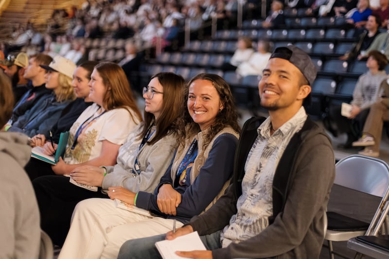 Jóvenes adultos de La Iglesia de Jesucristo de los Santos de los Últimos Días se reúnen en el ICCU Arena en el campus de la Universidad de Idaho en Moscú, Idaho, para escuchar un devocional conmemorativo de "100 años de instituto" el sábado, 26 de septiembre de 2026.