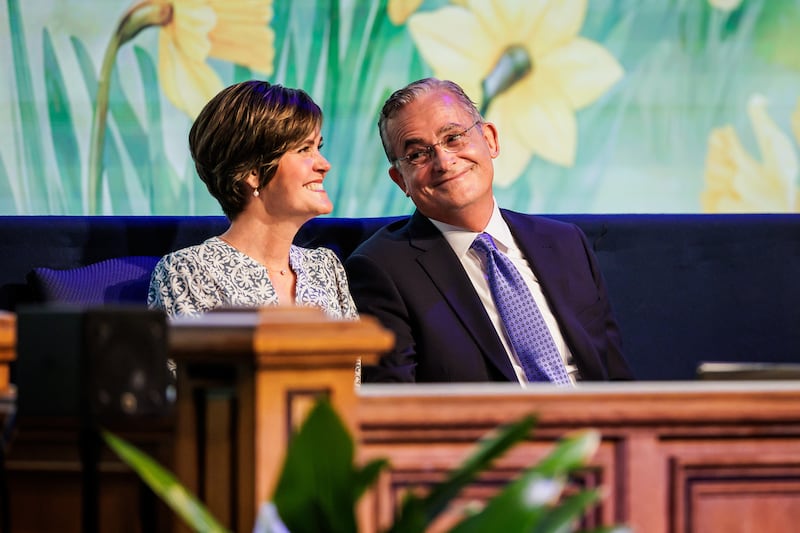 El élder Patrick Kearon del Cuórum de los Doce Apóstoles habla durante una vigilia espiritual como parte de la Semana de Educación BYU en el Centro Marriott en Provo, Utah, el 18 de agosto de 2026.