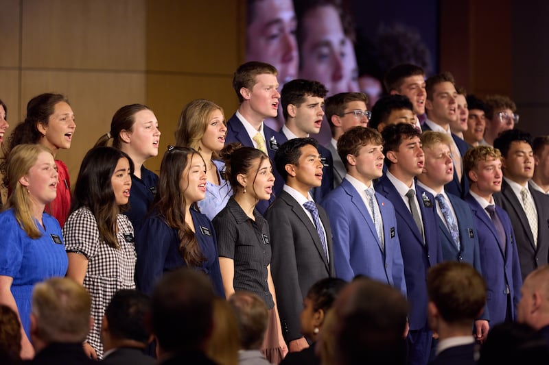 Un coro de misioneros de tiempo completo canta durante la sesión del domingo por la mañana del Seminario para Nuevos Líderes de Misión 2026.