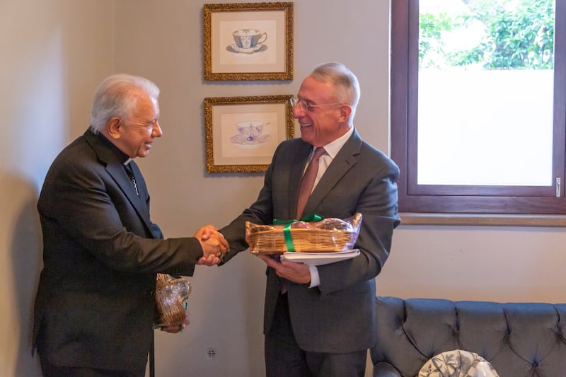 El élder Ulisses Soares del Cuórum de los Doce Apóstoles, a la derecha, estrecha la mano del Obispo Ramón Castro, presidente de la Conferencia del Episcopado Mexicano y obispo de Cuernavaca, en la Ciudad de México, México, el viernes 28 de agosto de 2026.