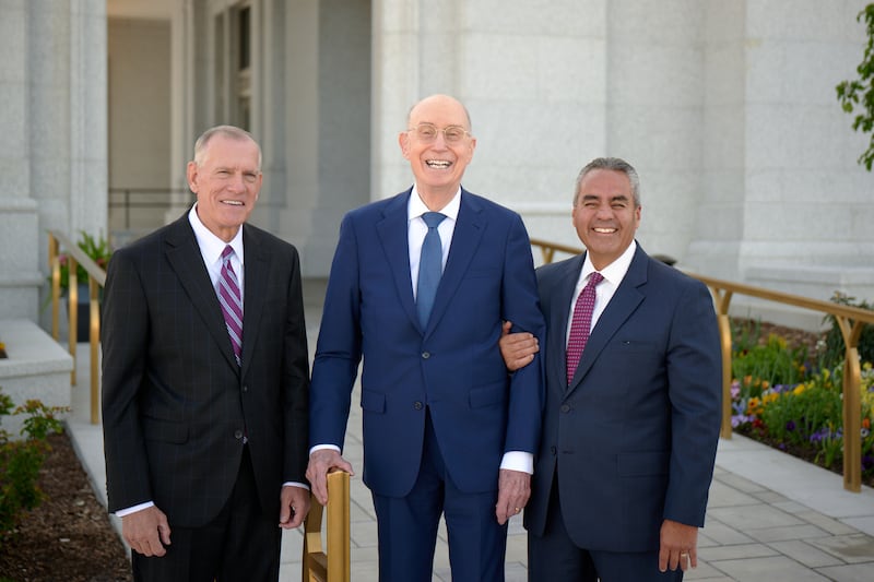 El presidente Henry B. Eyring, primer consejero de la Primera Presidencia, está acompañado a la izquierda por el élder Steven R. Bangerter, Setenta Autoridad General y director ejecutivo del Departamento de Templos de la Iglesia, y a la derecha por el élder Jorge T. Becerra, Setenta Autoridad General y miembro de la presidencia del Área de Utah, antes de la dedicación del Templo de Lindon, Utah, el domingo 3 de mayo de 2026.