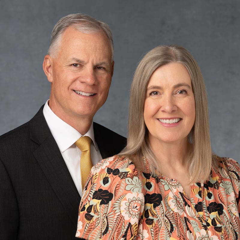 Glenn Seninger y Kathy Seninger, quienes servirán como presidente y compañera de la nueva Misión Sudáfrica Este de East London a partir de julio de 2026.