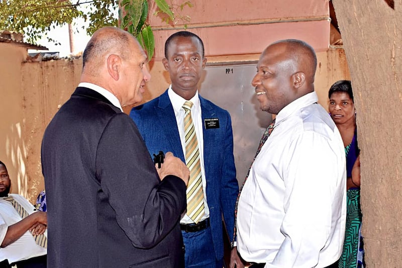 Robert White, secretario de la rama Bamako, a la izquierda, habla con el presidente Brou Fidele Kouadio, primer consejero en la presidencia de la Misión Este Abidján de Costa de Marfil, en el centro, y el presidente de la rama Bamako Ibrahima Togola en Bamako, Malí, el sábado 18 de abril de 2026.
