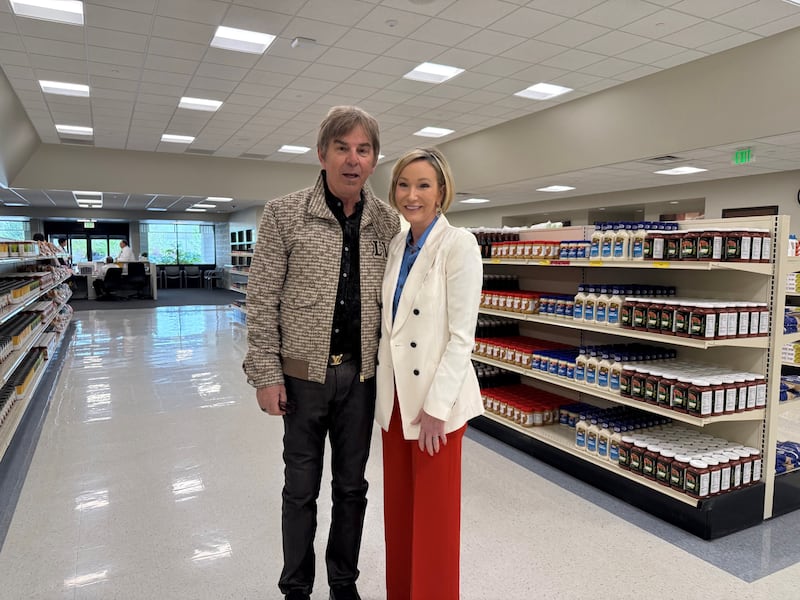 Paula White-Cain y Jonathan Cain visitan Welfare Square en Salt Lake City el viernes, 10 de abril de 2026.