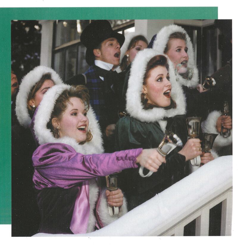 Traci Law — compositora del nuevo himno "Pequeñito en un pesebre" a la izquierda — canta con el coro de la Universidad Estatal de Utah, los cantantes Sunburst en Logan, Utah, 1996.