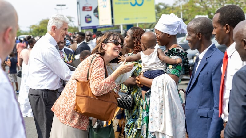Un grupo de miembros saluda al élder Gérald Caussé y a la hermana Valérie Caussé en Buyumbura, Burundi, 21 de octubre de 2026.
