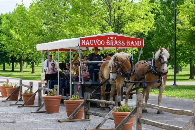 La banda Nauvoo Brass Band se presenta en la histórica Nauvoo, Illinois.
