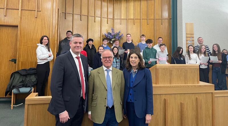 James Saunders Watson, el lord lugarteniente de Northamptonshire; se encuentra con su esposa y los jóvenes de la Estaca Northampton Inglaterra en la capilla en marzo de 2025.