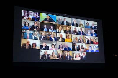 Un monitor muestra a algunas de las 135 parejas de nuevos presidentes de misión y sus compañeras que participaron del Seminario virtual de Liderazgo Misional 2020.