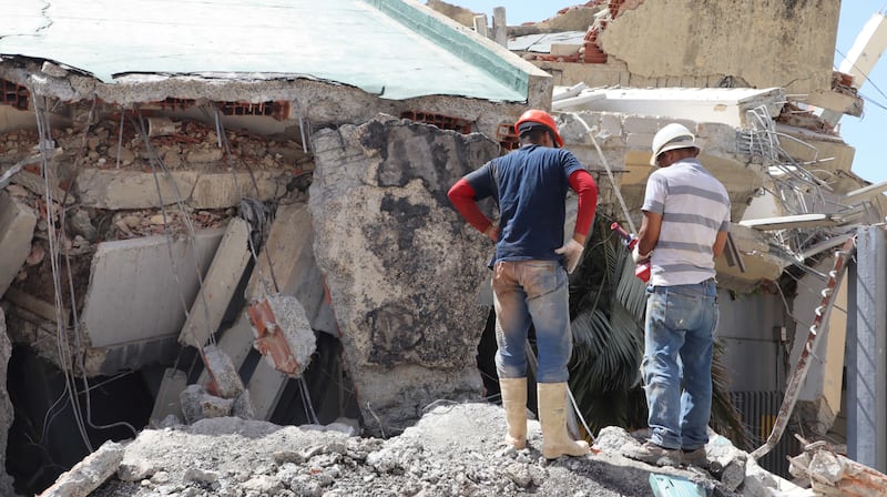 Los trabajadores buscan entre los escombros en La Guaira, Venezuela, el 29 de junio de 2026.