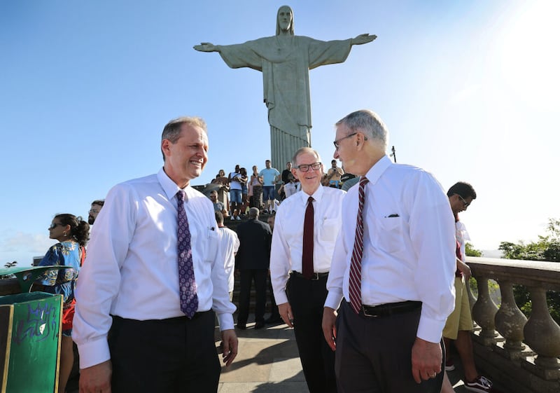 El élder Gary E. Stevenson, del Cuórum de los Doce Apóstoles de la Iglesia de Jesucristo de los Santos de los Últimos Días, centro, el élder Joni L. Koch y el élder Carlos A. Godoy recorren la estatua del Cristo Redentor en Río de Janeiro, Brasil, el viernes, 6 de mayo de 2022.