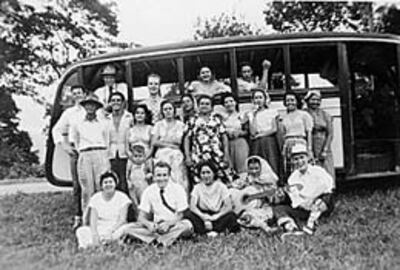 Los miembros de la iglesia, los investigadores y los misioneros se reunieron para una excursión al campo cerca de Turrialba en 1950. Dichos retiros brindaron a los primeros misioneros en Costa Rica la oportunidad de presentarles el evangelio a muchos.
