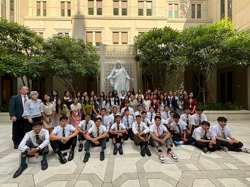 Jóvenes de Indonesia posan para una foto frente al Templo de Bangkok, Tailandia, durante su visita a los jardines el 17 y 18 de diciembre de 2025.