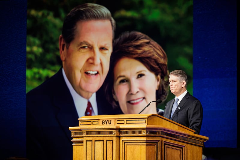 El Élder Matthew S. Holland, Setenta Autoridad General, habla de sus padres —el fallecido Presidente Jeffrey R. Holland y la fallecida Hermana Patricia Holland— y su testimonio del Libro de Mormón, durante un devocional de BYU celebrado en el Centro Marriott en Provo, Utah, el martes 20 de enero de 2026.