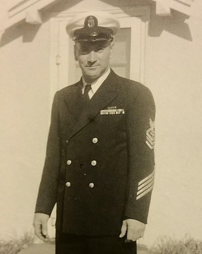 El abuelo de Mary Richards, Vernie A. Deardeuff, con su uniforme de la Marina de los EE. UU., fotografiado en Oak Harbor, Washington, alrededor de 1962.