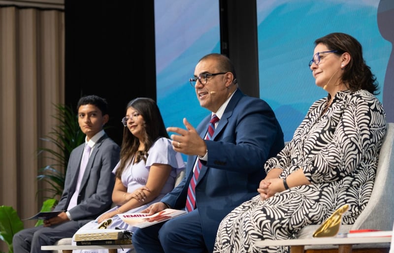 El Élder Taylor G. Godoy, un Setenta Autoridad General y primer consejero en la presidencia del Área Noroeste de Sudamérica, segundo desde la derecha, enseña a jóvenes y a sus padres y líderes durante una devocional en Lima, Perú, el 11 de enero de 2026. Estuvo acompañado por su esposa, la hermana Carol Godoy, a la derecha.