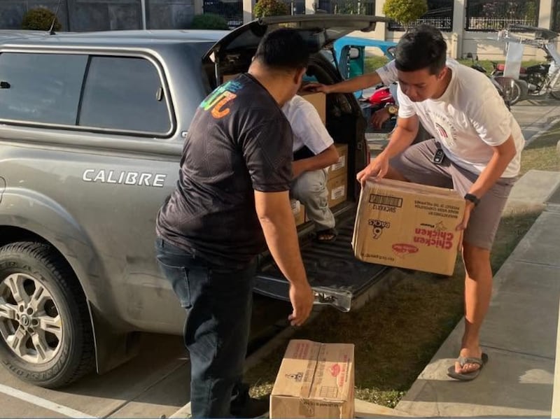 Miembros locales de La Iglesia de Jesucristo de los Santos de los Últimos Días se preparan para transportar 200 kits de alimentos en un bote alquilado desde la ciudad de General Santos hasta las personas en Glan y Alabel el 10 de junio de 2026, tras el reciente terremoto de magnitud 7.8 en Mindanao, Filipinas.
