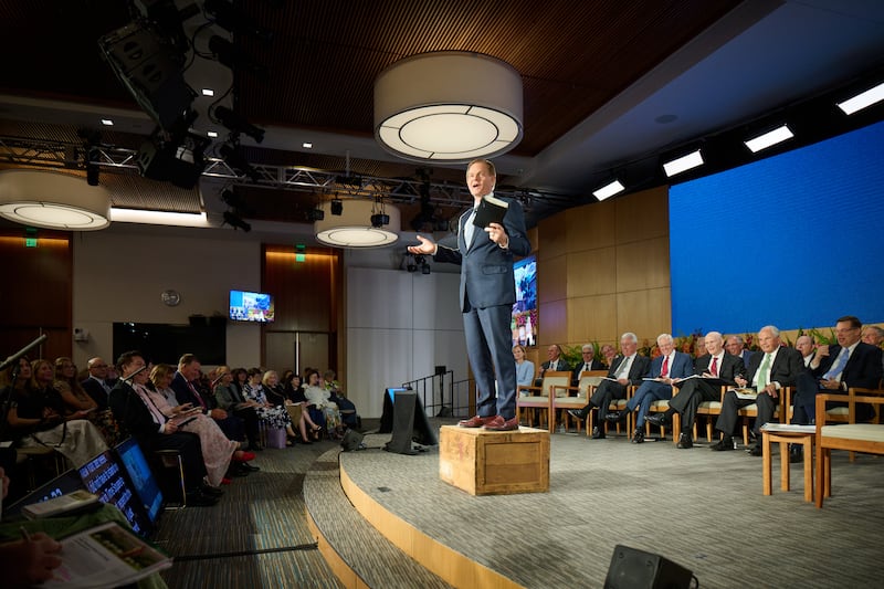 El élder Gary E. Stevenson, del Cuórum de los Doce Apóstoles, se para sobre una tribuna mientras habla en el Seminario para Nuevos Líderes de Misión 2026 en el Centro de Capacitación Misional de Provo en Provo, Utah, el viernes 19 de junio de 2026.