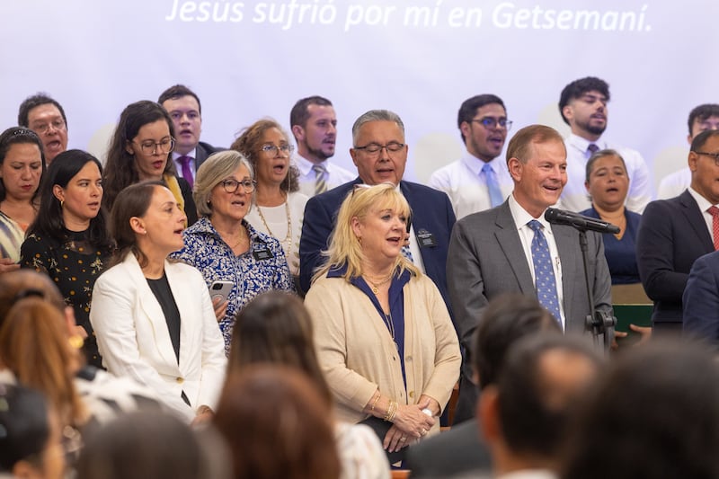 El élder Gary E. Stevenson del Cuórum de los Doce Apóstoles y su esposa, la hermana Lesa Stevenson, cantan durante una vigilia espiritual con los Santos de los Últimos Días en Cali, Colombia, el lunes 24 de agosto de 2026.