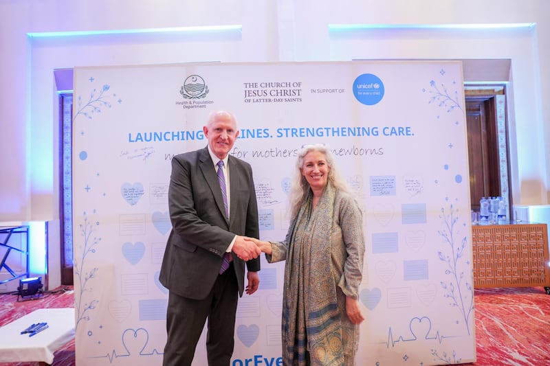 El élder Kelly R. Johnson, Setenta Autoridad General y presidente del Área Asia de la Iglesia, y Pernille Ironside, representante de UNICEF en Pakistán, posan para una foto en el anuncio de la donación de 1,2 millones de dólares de la Iglesia al esfuerzo de UNICEF para apoyar la atención neonatal y recién nacida en Pakistán en Islamabad, Pakistán, el 31 de agosto de 2026.