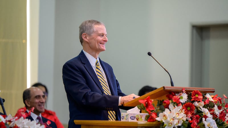 El élder David A. Bednar, del Cuórum de los Doce Apóstoles, habla a los asistentes en la conferencia de estaca Colina Chile, en Santiago, Chile, el 17 de mayo de 2026.