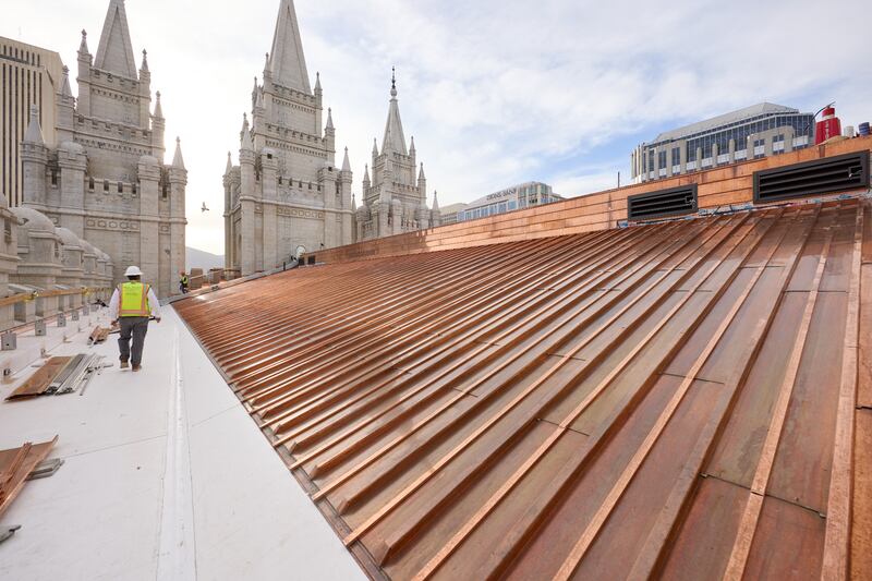 Los equipos instalan un nuevo techo de cobre en el Templo de Salt Lake el martes, 21 de abril de 2026, en Salt Lake City.