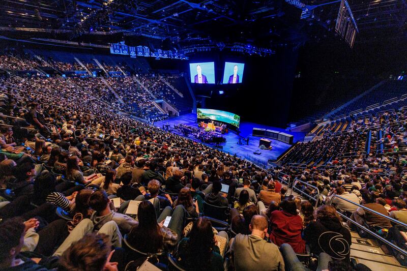 Los estudiantes se reúnen en el Marriott Center en Provo, Utah, para asistir a un devocional en el campus con el hermano Sean R. Dixon, segundo consejero de la presidencia general de los Hombres Jóvenes, el martes 17 de marzo de 2026.
