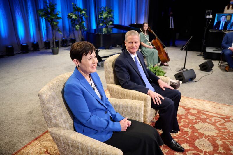 El élder David A. Bednar, del Cuórum de los Doce Apóstoles, y su esposa, la hermana Susan Bednar, son anfitriones de un evento Cara a Cara en el Teatro del Centro de Conferencias de Salt Lake City, transmitido el domingo, 12 de septiembre de 2021.
