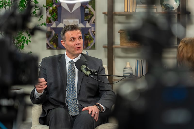 Blaine Maxfield, director administrativo de Servicios de Bienestar y Autosuficiencia de La Iglesia de Jesucristo de los Santos de los Últimos Días, conversa con la reportera de Church News Mary Richards en el episodio del pódcast de Church News publicado el martes 28 de abril de 2026.