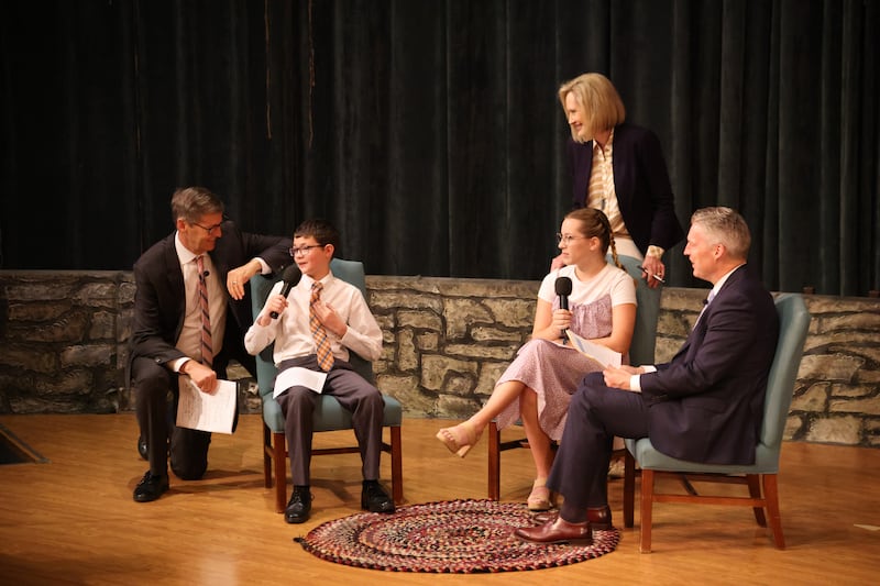 El presidente Steven J. Lund, la presidenta Bonnie H. Cordon y el élder Jeremiah J. Morgan conversan con los jóvenes durante una reunión de capacitación en el Centro de Visitantes de Nauvoo, en Nauvoo, Illinois, el 24 de septiembre.