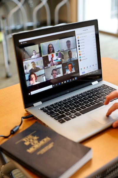 Addie Rutter usa un ordenador portátil para enseñar francés a los misioneros en capacitación desde el Centro de Capacitación Misional de Provo el miércoles, 25 de marzo de 2020. En un esfuerzo por controlar la propagación del COVID-19, los misioneros están recibiendo capacitación por medio de videoconferencias remotas en lugar de viajar a los 10 centros de capacitación misional de La Iglesia de Jesucristo de los Santos de los Últimos Días.