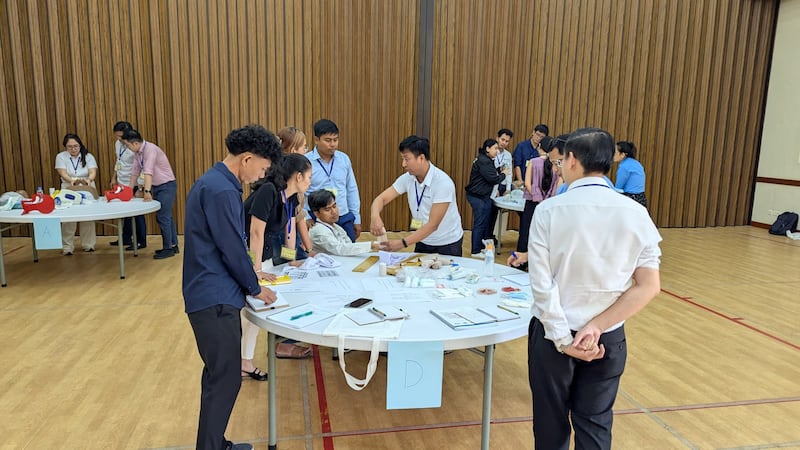Los aprendices practican técnicas de medicina de emergencia en el Hospital Calmette, en Phnom Penh, Camboya en mayo de 2025. Las capacitaciones fueron apoyadas por la Iglesia.