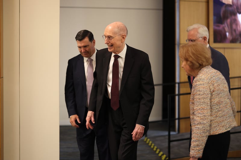 El presidente Henry B. Eyring sale después de hablar en el Seminario para Nuevos Líderes de Misión 2026.