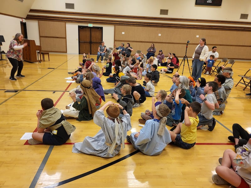 Niños de edad Valiente de la Estaca Orem Utah cantan canciones sobre el Antiguo Testamento durante una actividad de la Primaria en Orem, Utah, el 14 de marzo de 2026.