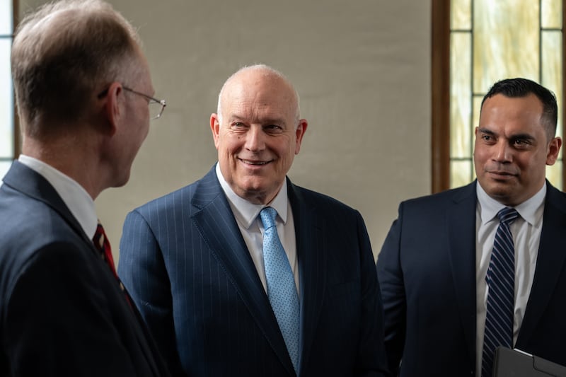 El presidente general de la Escuela Dominical, Paul V. Johnson, al centro, conversa con sus consejeros, el hermano Chad H. Webb, a la izquierda, y el hermano Gabriel W. Reid, a la derecha, después de grabar el episodio del pódcast de Church News que se transmitirá el martes 31 de marzo de 2026.