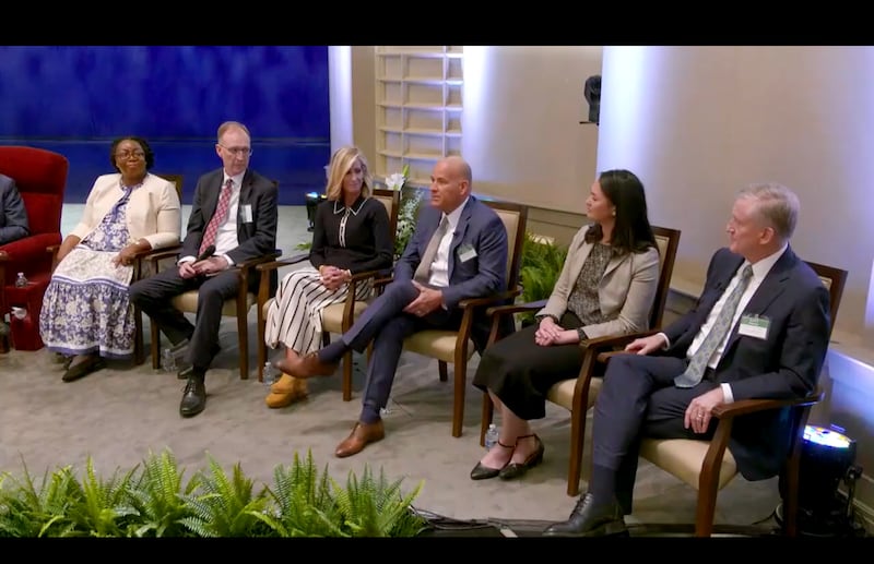 De izquierda a derecha: la hermana Tracy Y. Browning, el hermano Chad H Webb, la hermana Tamara W. Runia, el hermano David J. Wunderli, la hermana Kristin M. Yee, y el élder Kevin R. Duncan participan en un panel de discusión durante la capacitación de liderazgo de la Conferencia General Anual de abril de 2026.