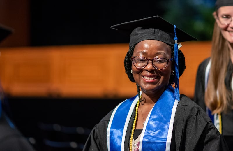 Los graduados entran al Centro de BYU–I para la ceremonia de graduación el jueves, 23 de julio de 2026, en Rexburg, Idaho.