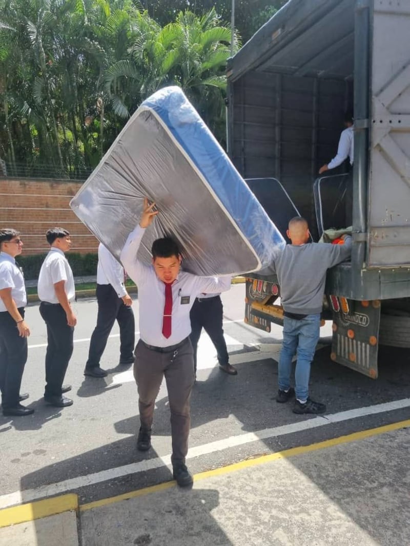Voluntarios y misioneros de La Iglesia de Jesucristo de los Santos de los Últimos Días preparan artículos para los afectados por los terremotos gemelos en Venezuela el sábado, 27 de junio de 2026.