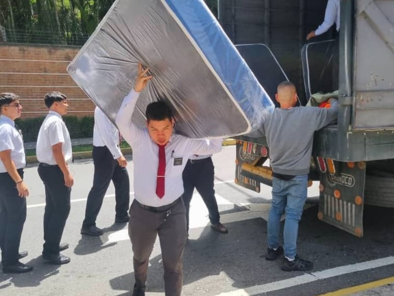 Voluntarios y misioneros de La Iglesia de Jesucristo de los Santos de los Últimos Días preparan artículos para los afectados por dos terremotos en Venezuela el sábado, 27 de junio de 2026.