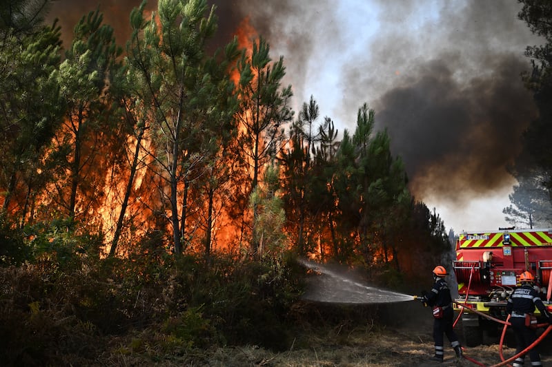 Los bomberos trabajan para extinguir un incendio en el bosque cerca de Blagon, durante los incendios forestales en el suroeste de Francia, miércoles 29 de julio de 2026.
