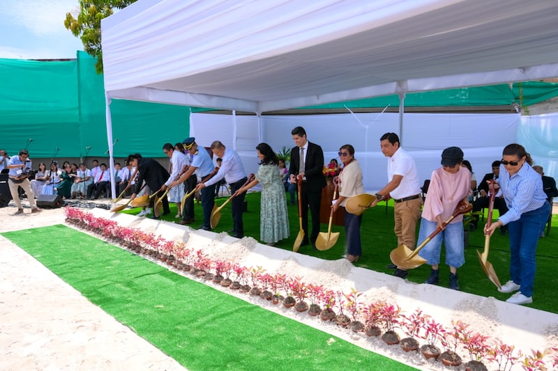 Líderes de la Iglesia, funcionarios del gobierno y representantes comunitarios participan en la ceremonia de colocación de la primera piedra del Templo de Iquitos Perú.