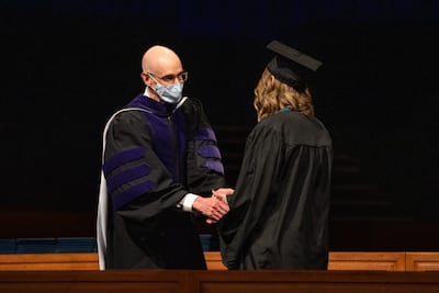 El presidente Henry J. Eyring estrecha la mano a un estudiante de agricultura y ciencias de la vida, durante la ceremonia de graduación de BYU-Idaho en Rexburg, Idaho.