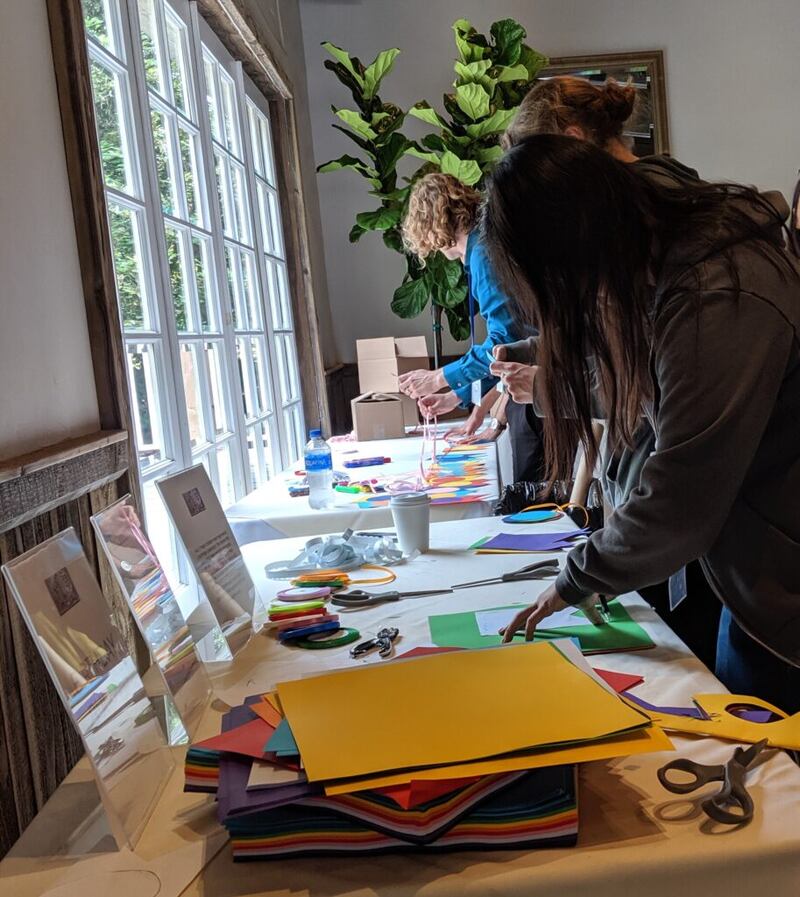 Los empleados de Google elaboran pancartas de cumpleaños en 2019 como parte de un proyecto de JustServe que ayuda a los niños de crianza temporal en el sur de California.