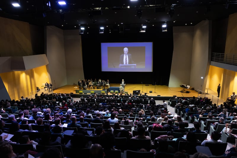 El élder Gérald Caussé, del Cuórum de los Doce Apóstoles, habla en la conferencia de estaca de París Francia Sur el domingo, 22 de febrero de 2026, en París, Francia.