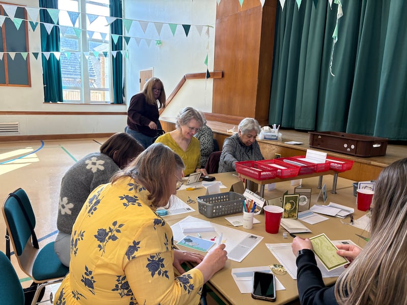 Las hermanas de la Sociedad de Socorro del Barrio Huntingdon hacen tarjetas para los pacientes del Hospital Hinchingbrooke en Northampton, Inglaterra, el 14 de marzo de 2026.