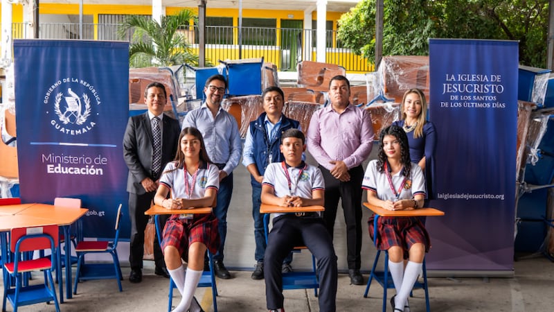 Mobiliario escolar donado por La Iglesia y el Ministerio de Educación de Guatemala se entrega a una escuela en Huehuetenango, Guatemala, el 6 de agosto de 2026.
