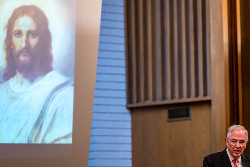 El élder Neil L. Andersen, del Cuórum de los Doce Apóstoles, habla durante un devocional para jóvenes adultos en Placentia, California, el sábado 16 de mayo de 2026.