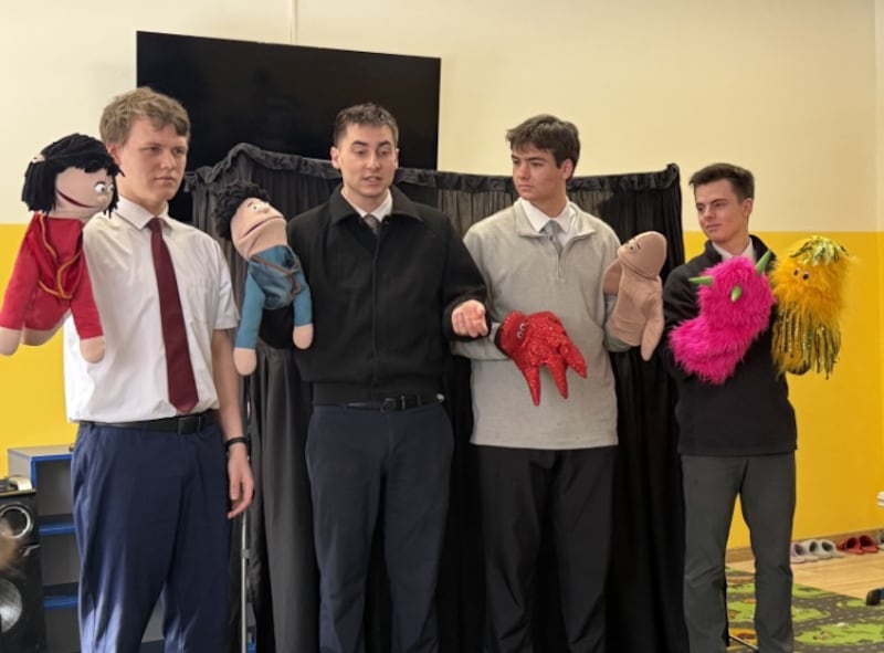 Los misioneros en Almaty, Kazajistán, presentan un espectáculo de marionetas para un orfanato el lunes 2 de marzo de 2026.